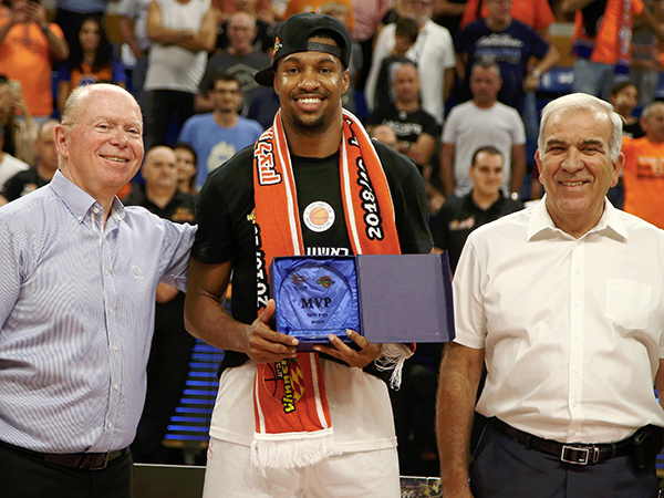 לונג, המצטיין של המשחק עם שורה סטטיסטית נהדרת (אלן שיבר)