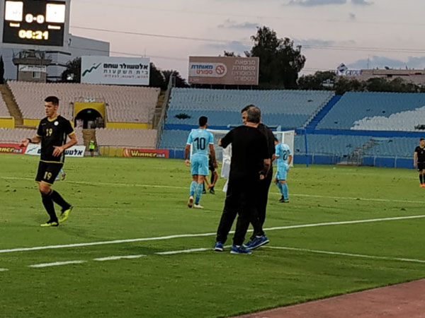 בלבול מחליף את החולצה