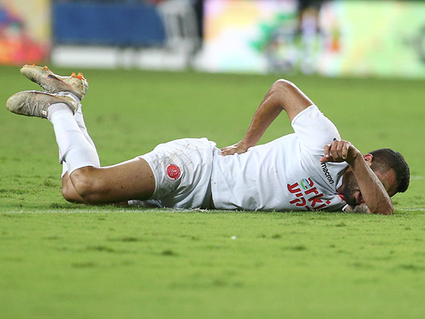 אליאס על הדשא, משחק חלש גם שלו (אלן שיבר)