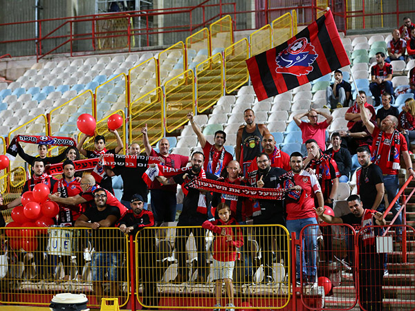 דרך שמחה מאוד בחזרה לחיפה. אוהדי הפועל חיפה בי"א (לירון מולדובן)