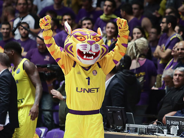 גם הקמע ידע לעשות שמח לאוהדים (FIBA)