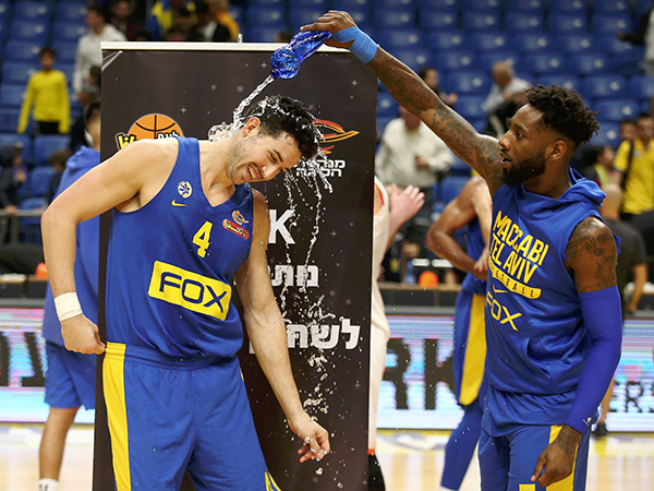 קלויארו חוגג בסיום אחרי שקיבל את תואר ה-MVP (אלן שיבר)