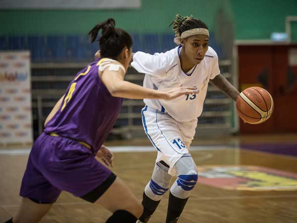 קריסטל ברדפורד מהרצליה עם הכדור (עודד קרני, באדיבות מנהלת ליגת העל לנשים)