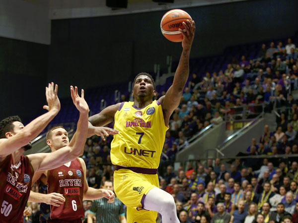 ג'ונס. חולון נתקעה כשהוא ירד לספסל (אלן שיבר)