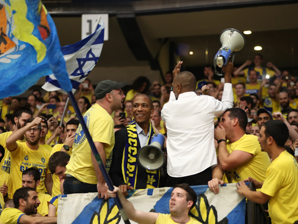 באסטון ושארפ הטריפו את אוהדי מכבי ת"א (האתר הרשמי של מכבי ת"א)