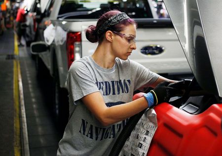 עובדת במפעלי פורד