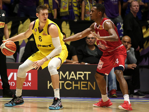 התנצל על מעשיו. קליין (מנהלת הליגה)