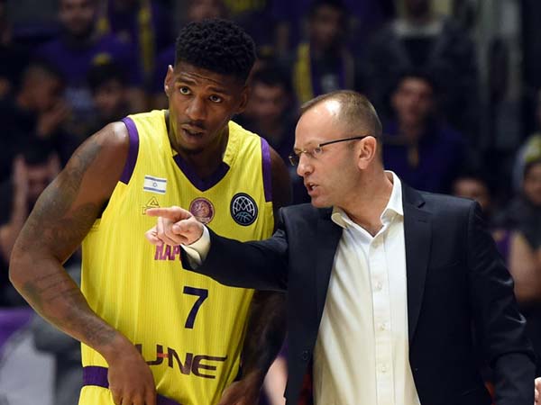 שמיר. חושב על בון (FIBA)