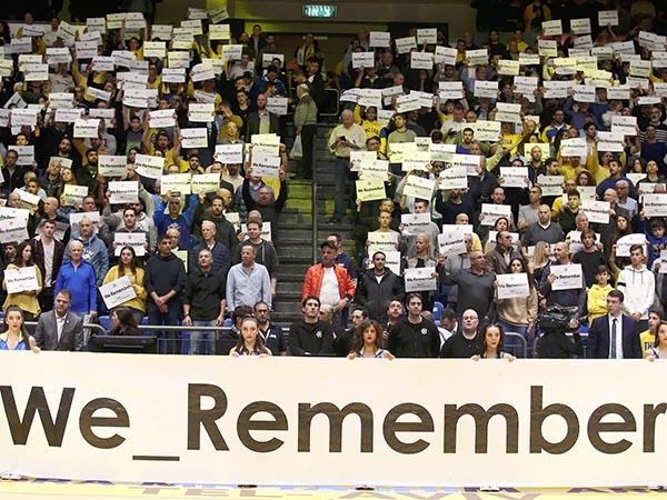 הטקס שקיימו לציון יום השואה הבין לאומי עם שלטי "WE REMEMMBER" (אלן שיבר)