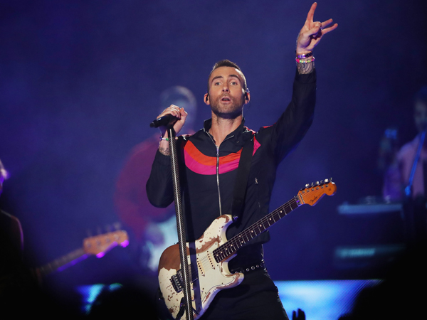 מארון 5 הקפיצו את הקהל במחצית (GETTY)