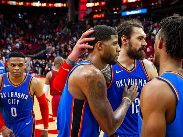 הצגה לג'ורג' ו-ווסטברוק (צילום: Zach Beeker/NBAE via Getty Images)