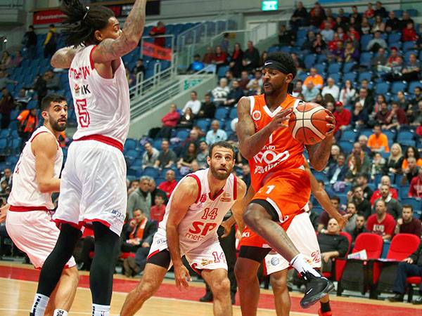 אבל המילטון הגיב והחזיר את מחזיקת גביע ווינר (אלן שיבר)