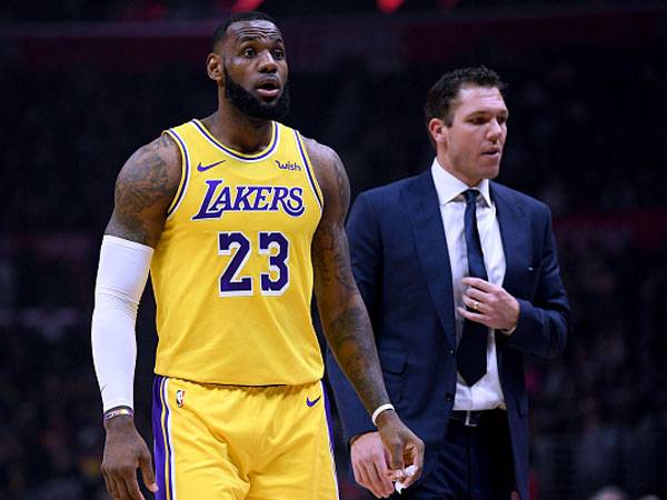 מה עושים עכשיו? לברון ולוק וולטון (צילום: Harry How/Getty Images)