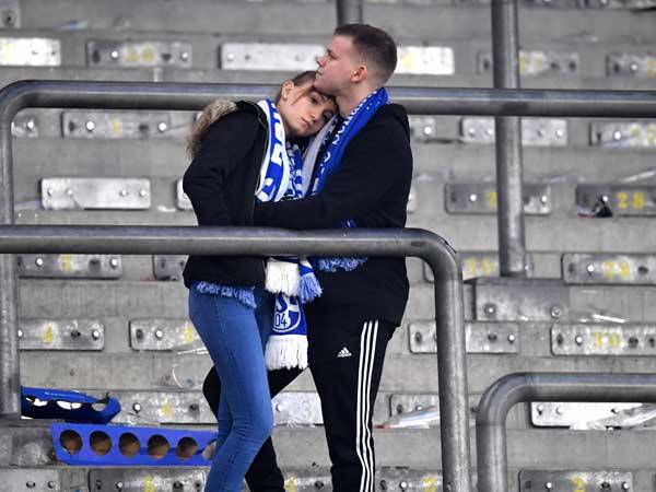 אוהדי שאלקה מתקשים לעכל (Photo by Stuart Franklin/Bongarts/Getty Images)