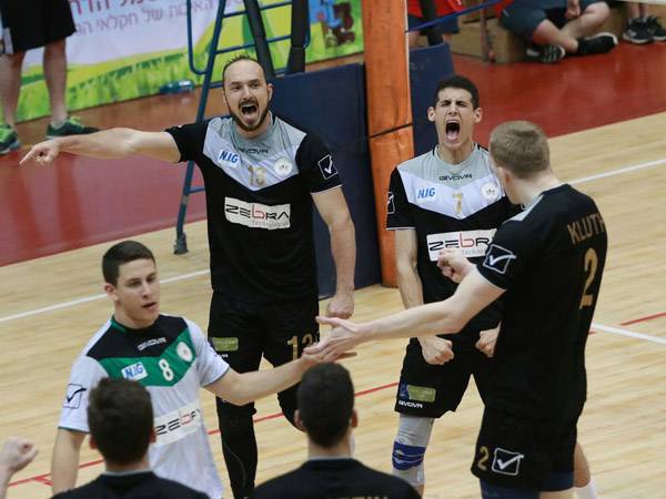 ישוו את הסדרה? שחקני כפר סבא (צילום: איגוד הכדורעף)