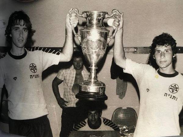 גריאנו ומכנס עם הגביע. ההמתנה תסתיים? (באדיבות צביקה בן יעקב)