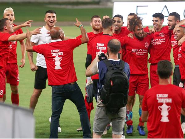 שחקני הפועל ת"א בסיום (אלן שיבר)