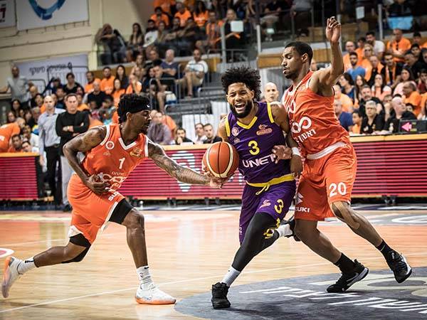 ריינולדס בין שני כתומים (עודד קרני)