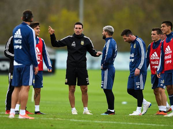 סקאלוני עם חניכיו. שילוב של צעירים עם וותיקים (Getty Images)