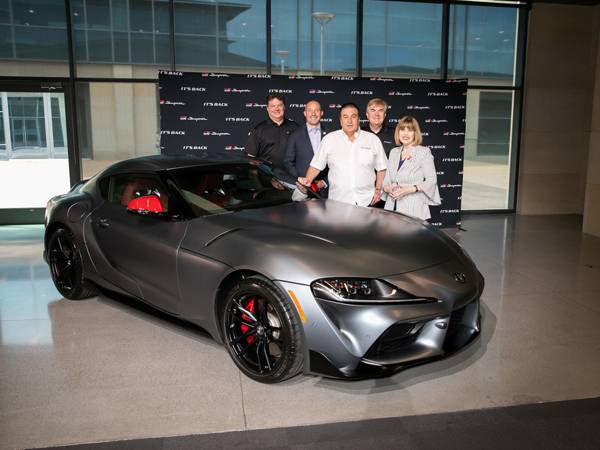 ג'ון סטלופי, במרכז עם הטויוטה סופרה החדשה (צילום: יצרן)