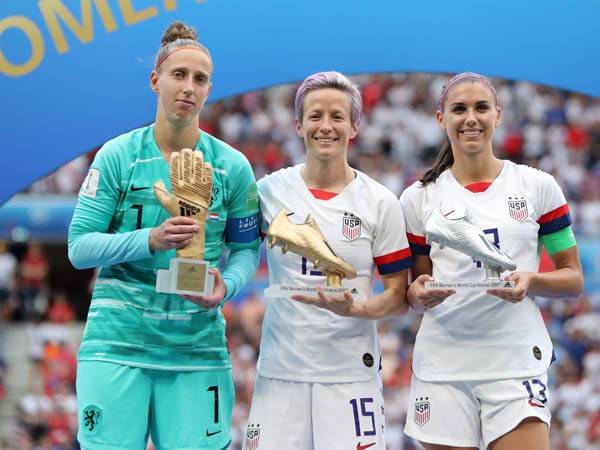 מציגות את הפרסים. ואן ויננדאהל זכתה בכפפת הזהב (GETTY)