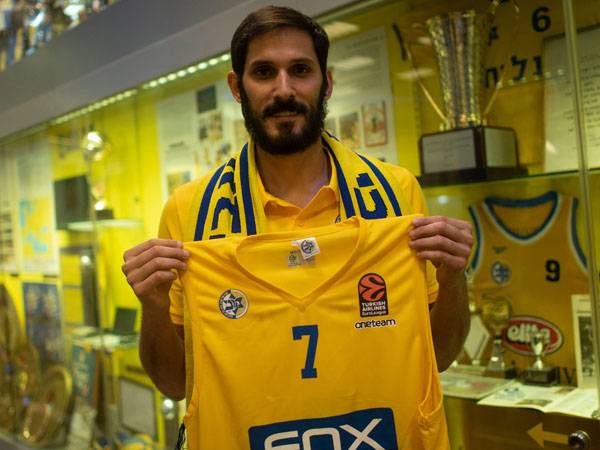 כספי עם המדים החדשים - ישנים (האתר הרשמי של מכבי ת"א)