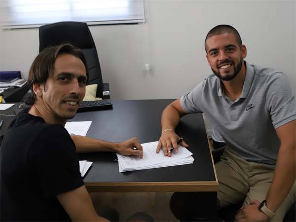 ודראסקה עם בניון במעמד החתימה (בית"ר ירושלים, רשמי)