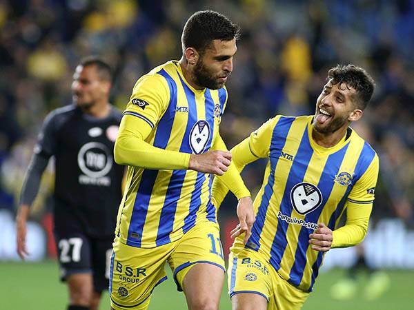 יקוו לא לראות אותם חוגגים שוב. שחקני מכבי מול חדרה בעונה שעברה (צילום: אלן שיבר)