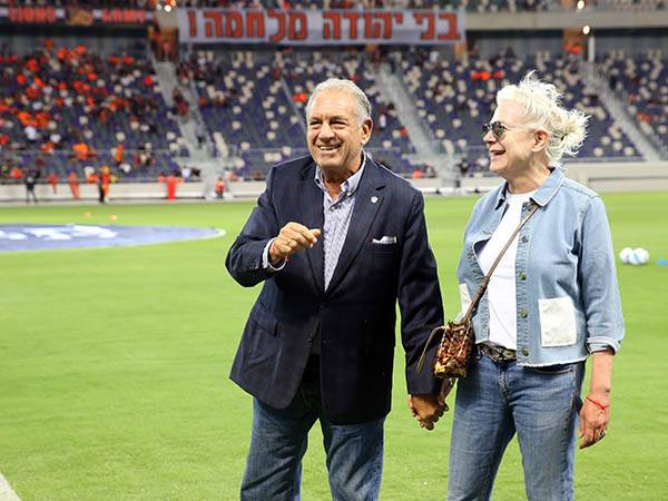 נציג האחים בלומפילד באצטדיון המחודש (אודי ציטיאט)