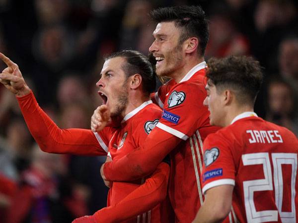 ויילס שמרה על סיכוי. בייל חוגג עם החברים (getty)