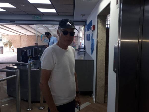 קשטן מגיע לוועדה