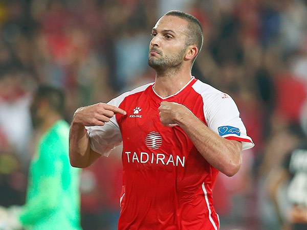 שחקני ההתקפה במתח לקראת הערב. שהר (אלן שיבר)