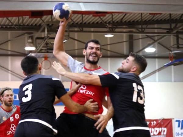 ישראל ביטרמן מאשדוד מול בן ליברטי ודניאל צרפתי במפגש בין אשדוד להרצליה (משה דהן)