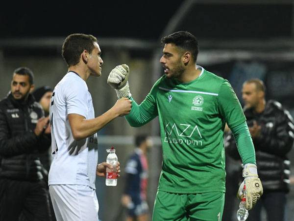 שחקני פ"ת חוגגים בסיום (צילום: אנצ'ו גוש, סוכנות ג'יני)