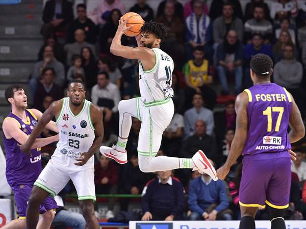 אוואנס וססארי עשו חיים קשים לחולון (FIBA)