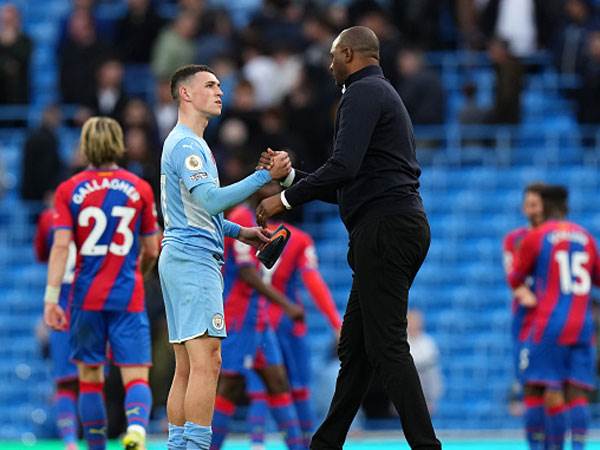 יכול להיות גאה בעצמו. המאמן המנצח, פטריק ויירה ופיל פודן (getty)