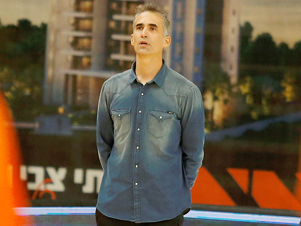 ניצחון ראשון על הקווים. גורדון מרוצה (אלן שיבר)