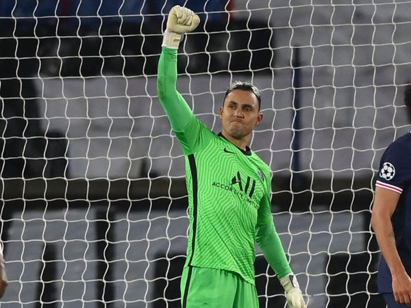 נבאס מודה לאלוהים על עצירת הפנדל (GETTY)