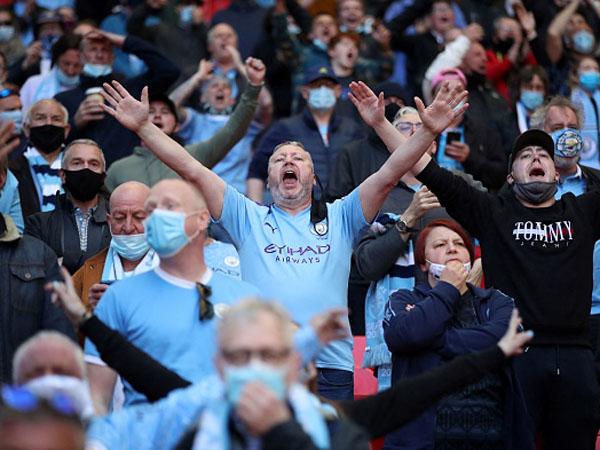 האוהדים של סיטי צבעו את וומבלי (GETTY)
