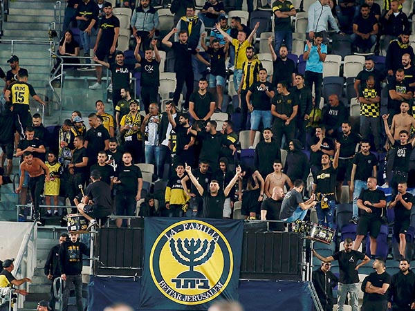 "לא רואים את המשחק". אוהדי לה פמיליה (צילום: אלן שיבר)
