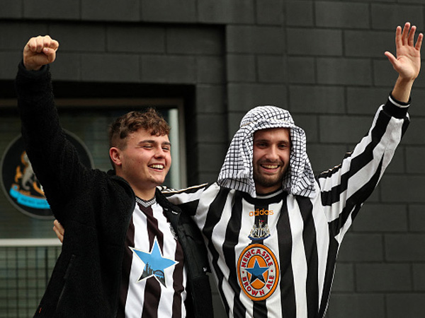 אוהדי ניוקאסל. צפוי להם עתיד ורוד (GETTY)