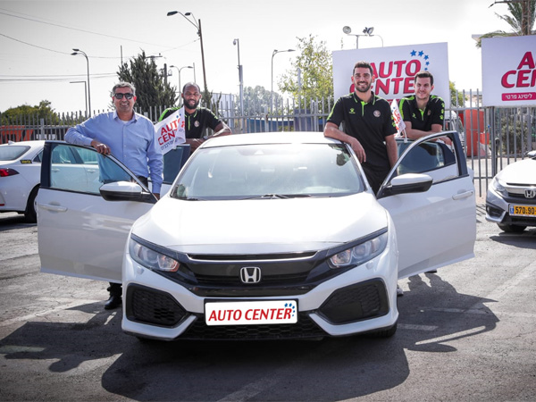 שחקני הקבוצה עם מנכ"ל אוטו סנטר, אלי צדוק, במעמד המסירה  (צילום דודי אוחיון, הפועל חולון)
