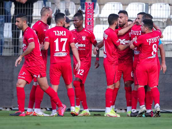 שחקני בני סכנין חוגגים. סיבוב יוצא דופן (מאור אלקסלסי)