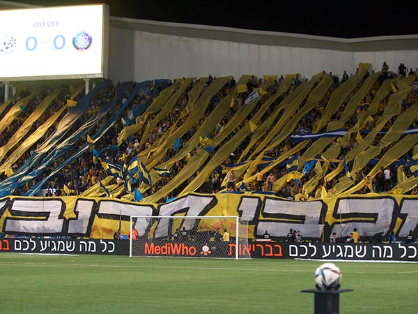 אוהדי מכבי תל אביב. ראו דקות נהדרות של קבוצתם (אלן שיבר)
