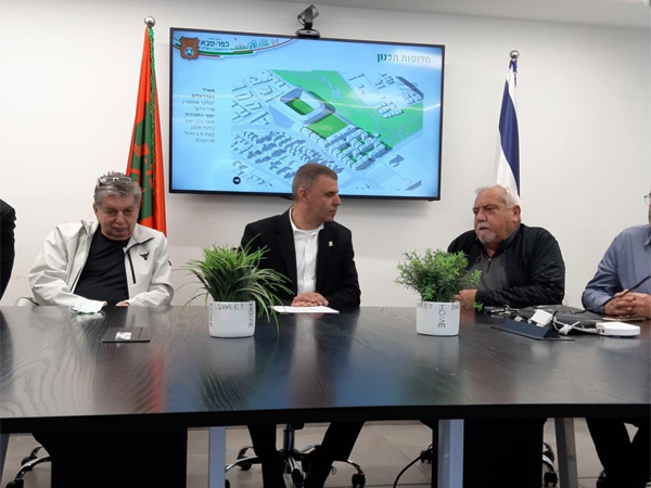 ראש העיר רפי סער עם שלמה שרף ויצחק שום במסיבת העיתונאים החגיגית. הצהרות בלבד? (דוברות)