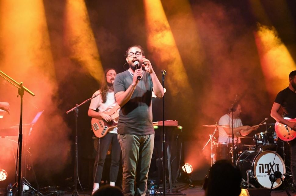 בניה ברבי. הופיע בפני אנשי המועדון (צילום: האתר הרשמי של מכבי חיפה)