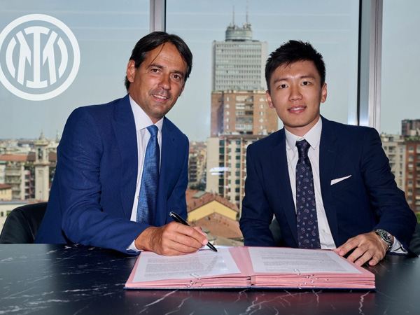 סימונה אינזאגי במעמד החתימה. ממשיך לשנתיים נוספות באינטר (INTER)