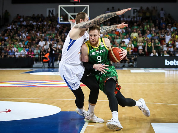 היה יכול להיות צמוד ומותח (FIBA)