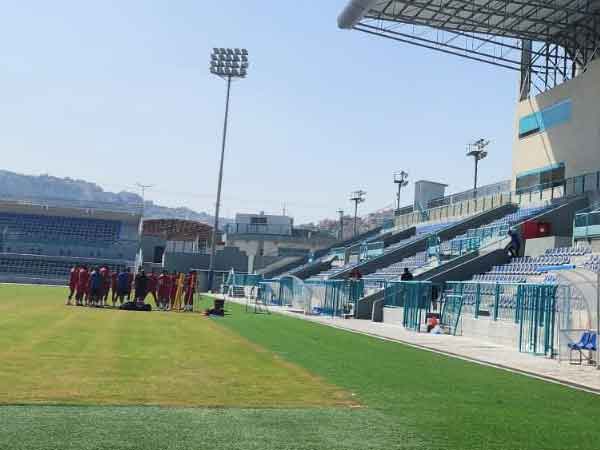 היציעים והתאורה הותקנו