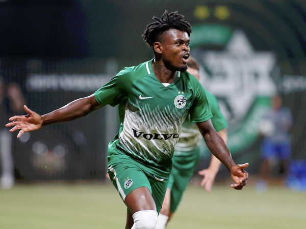 חוגג את השער מול ק"ש (אלן שיבר)